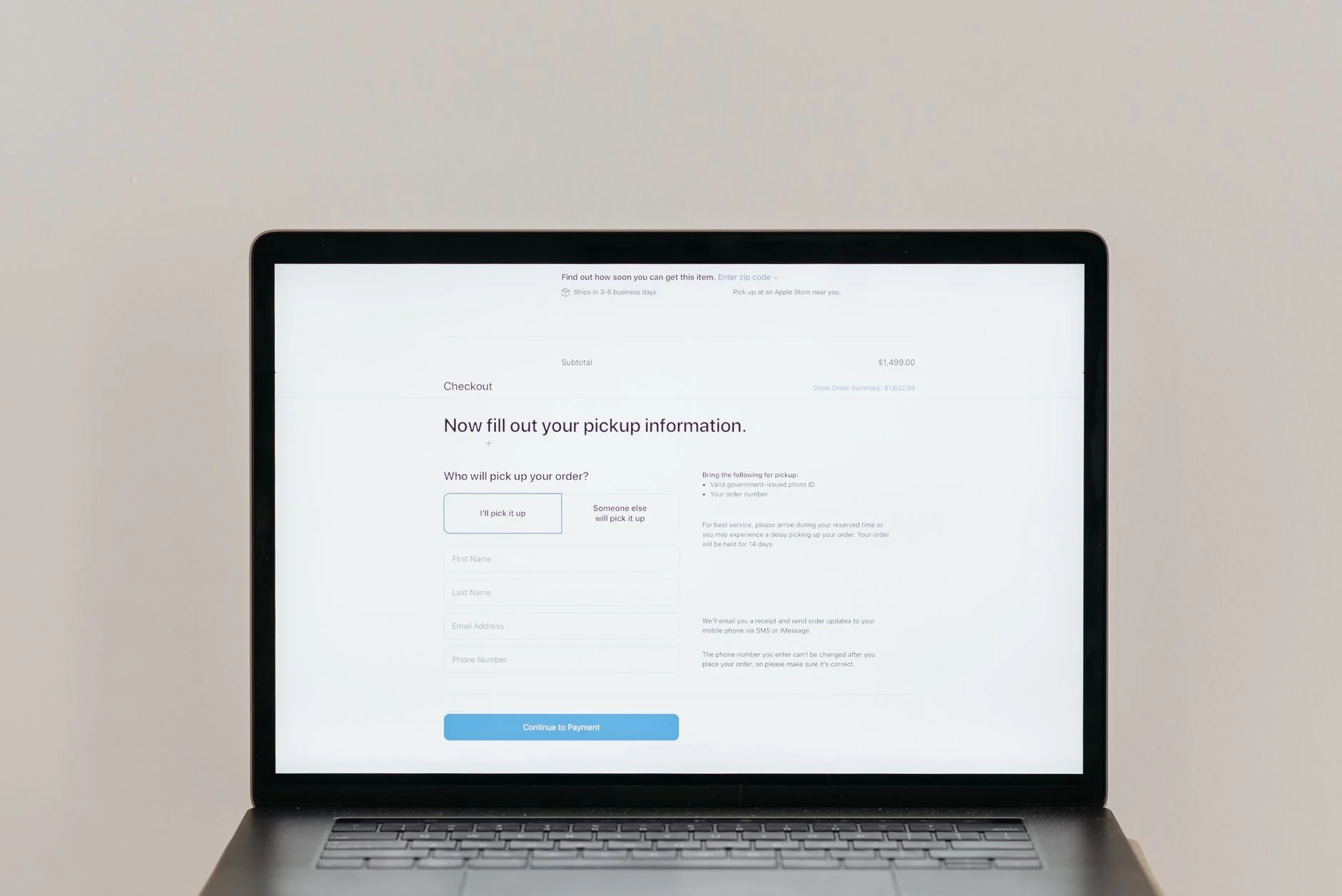 Website redesign proces op een laptop met modern ontwerp